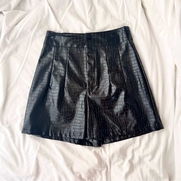NWOT PrettyLittleThing Black Croc Faux Leather Pleat Detail High Waisted Shorts - Picture 4 of 16